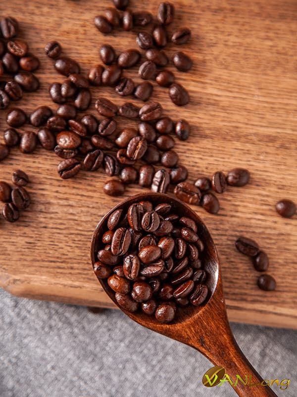 Напиток с кофейными зернами. Кофе в зернах. Кофейные зёрна вкусные. Обжарка кофейных зерен. Вкуснейший зерновой кофе.