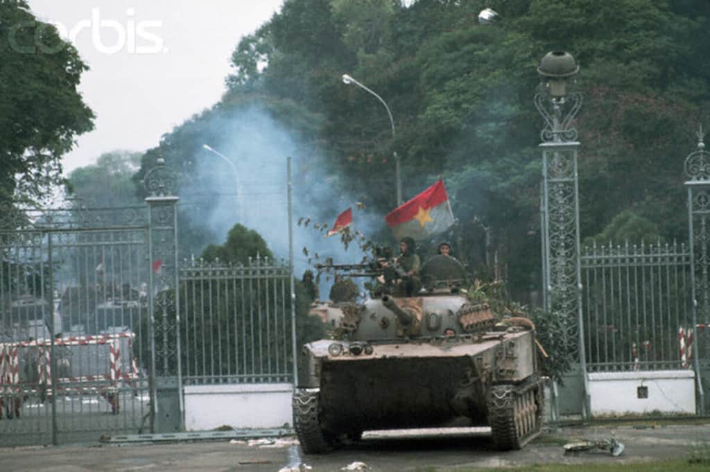 30 апреля 1975, Сайгон, Южный Вьетнам - Северного Вьетнама бак катится в соединение во время падения Сайгона.jpg
